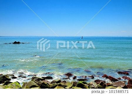 秋谷 立石海岸と遠くに見える水平線の風景 秋谷 立石海岸と遠くに見える水平線の風景 101588571