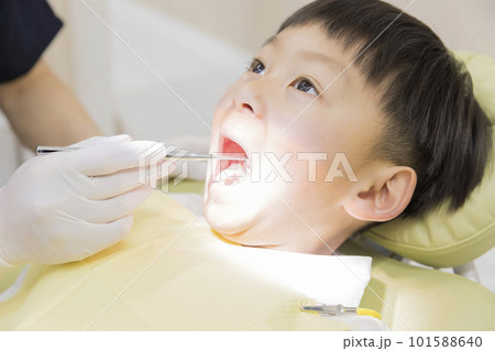 歯の治療を受ける子供 101588640