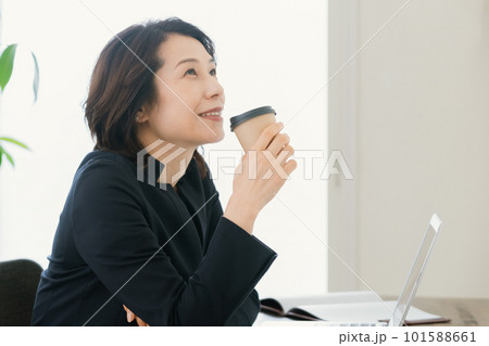 オフィスでコーヒーを飲むビジネスウーマン オフィスでコーヒーを飲むビジネスウーマン 101588661