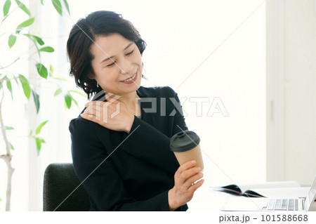 オフィスでコーヒーを飲むビジネスウーマン オフィスでコーヒーを飲むビジネスウーマン 101588668