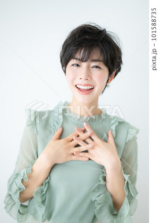 笑顔でこちらを見つめて喜ぶかわいい女性 ありがとうや感謝のイメージに 笑顔でこちらを見つめて喜ぶかわいい女性 ありがとうや感謝のイメージに 101588735