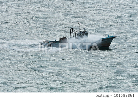 伊良湖岬 日出園地沖の海上を水しぶきをあげて疾走する漁船 伊良湖岬 日出園地沖の海上を水しぶきをあげて疾走する漁船 101588861