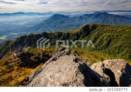 妙高山山頂から黒姫山・高妻山と富士山・八ヶ岳・日本アルプスの眺め 妙高山山頂から黒姫山・高妻山と富士山・八ヶ岳・日本アルプスの眺め 101589775