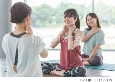 ヨガ教室・ピラティスでヨガ・ネックケア・首こり対策を習う女性達 ヨガ教室・ピラティスでヨガ・ネックケア・首こり対策を習う女性達 101590119