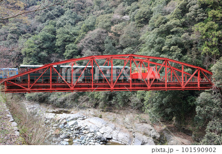 別子ライン上の打除鉄橋を渡るマイントピア別子の鉱山観光列車 101590902