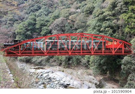 別子ライン上の打除鉄橋を渡るマイントピア別子の鉱山観光列車 101590904