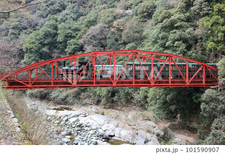 別子ライン上の打除鉄橋を渡るマイントピア別子の鉱山観光列車 101590907