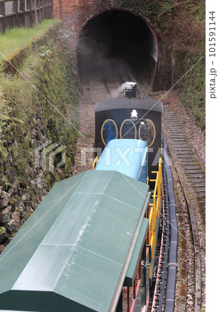 マイントピア別子の鉱山観光列車、幸運駅を出て観光坑道のある幸福駅に向かう 101591144