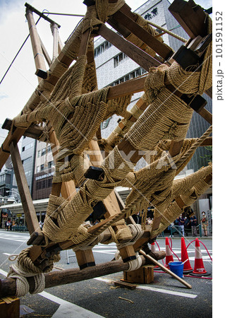 祇園祭山鉾建て　縄がらみ　2022年 101591152