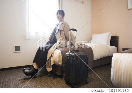 チェックインして客室に到着する若い女性 旅行、出張イメージ チェックインして客室に到着する若い女性 旅行、出張イメージ 101591180