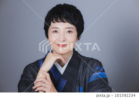 着物のミドル女性 101592234