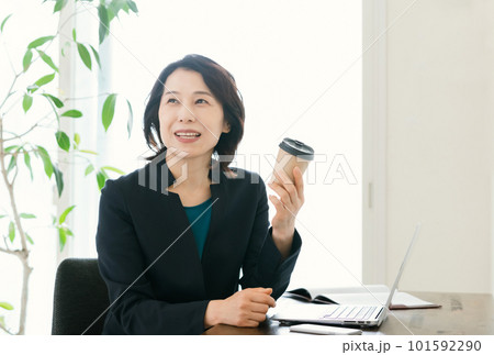 オフィスでコーヒーを飲むビジネスウーマン 101592290