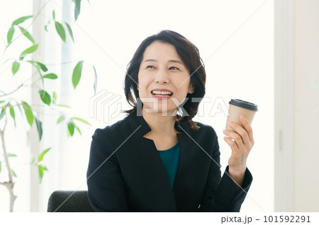 オフィスでコーヒーを飲むビジネスウーマン オフィスでコーヒーを飲むビジネスウーマン 101592291