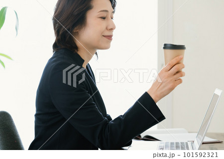オフィスでコーヒーを飲むビジネスウーマン 101592321