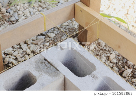 ブロック積みの際に使う水糸と遣り方 101592865