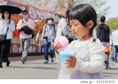 お祭りで綿菓子を食べる子供 101592935