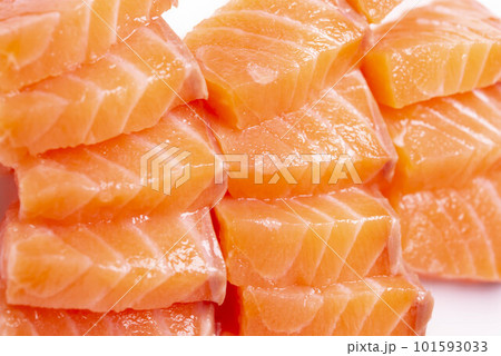 新鮮で美味しいサーモンの刺身 101593033