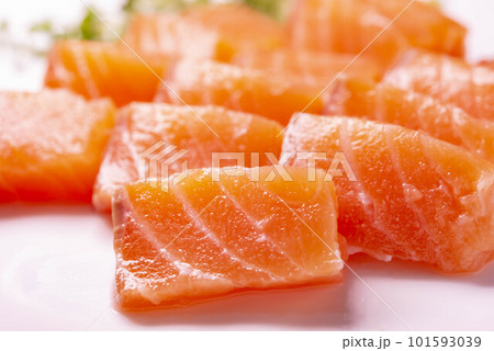 新鮮で美味しいサーモンの刺身 101593039