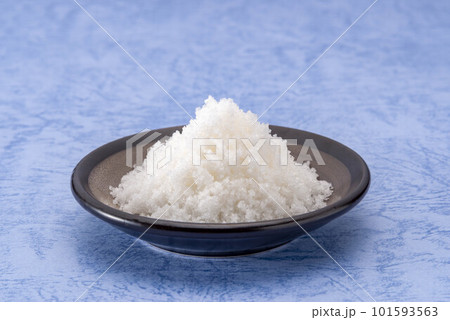 小皿に盛りつけた塩の山 101593563