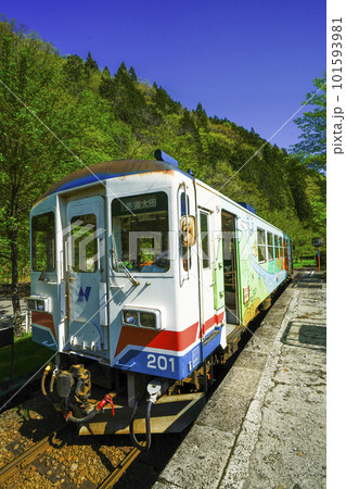 長良川鉄道　北濃駅に停車中の、ナガラ200型201号 101593981