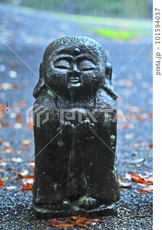 石仏・祈り・雨の朝 石仏・祈り・雨の朝 101594037