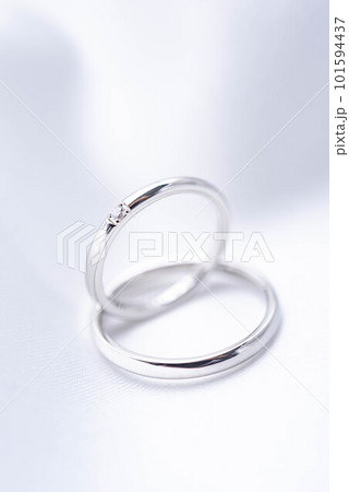 結婚式のダイヤの付いた指輪 101594437