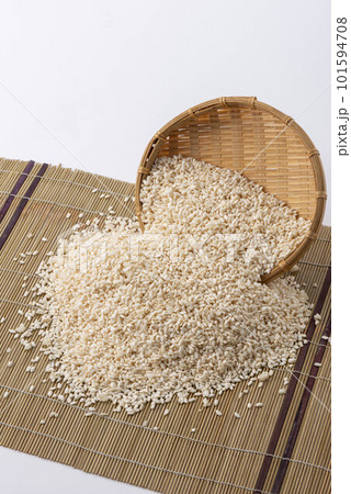 ザルに入った米麹 ザルに入った米麹 101594708
