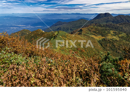 紅葉の火打山から見る天狗の庭と妙高山 101595040