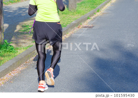 公園をランニングする人 公園をランニングする人 101595430