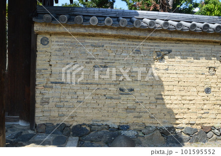 瓦・土壁(鹿王院/京都市右京区嵯峨北堀町) 瓦・土壁(鹿王院/京都市右京区嵯峨北堀町) 101595552