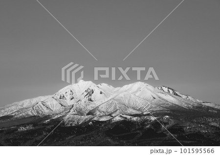 モノクロームの雪山。北海道の斜里岳。 モノクロームの雪山。北海道の斜里岳。 101595566