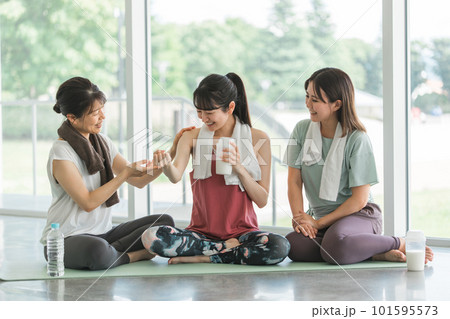 スポーツジムで休憩中に筋肉の話をする女性達 スポーツジムで休憩中に筋肉の話をする女性達 101595573