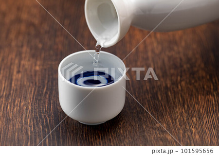 日本酒の徳利とお猪口で利き酒 101595656