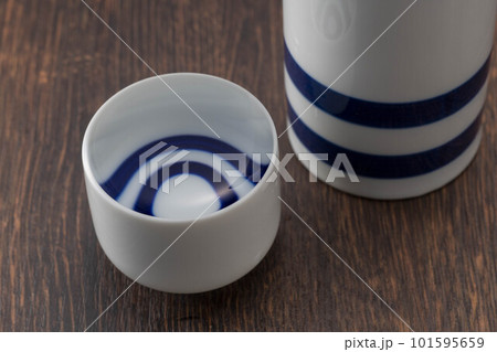 日本酒の徳利とお猪口で利き酒 日本酒の徳利とお猪口で利き酒 101595659