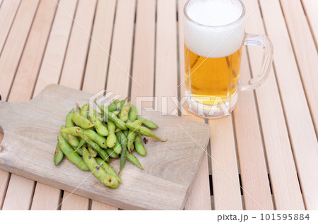 スキレットで枝豆のにんにく炒め料理と生ビール スキレットで枝豆のにんにく炒め料理と生ビール 101595884