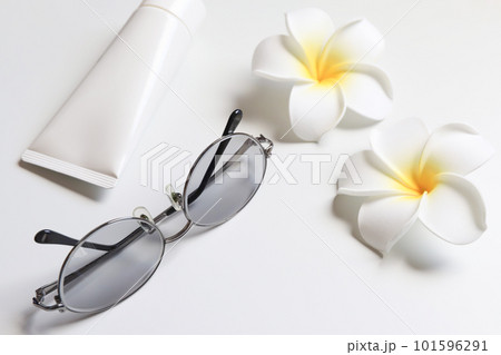 サングラスと日焼け止め　夏の日差しイメージ 101596291