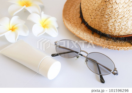 日焼け止めとサングラス　夏イメージ 101596296