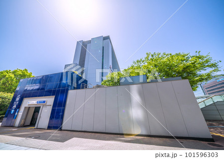 日本の横浜都市景観 4月。相鉄新横浜線・東急新横浜線開業。新横浜駅エレベーター出入口3などを望む 101596303