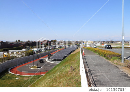 花園バイパスから望む、ふかや花園プレミアム・アウトレットにて 101597054