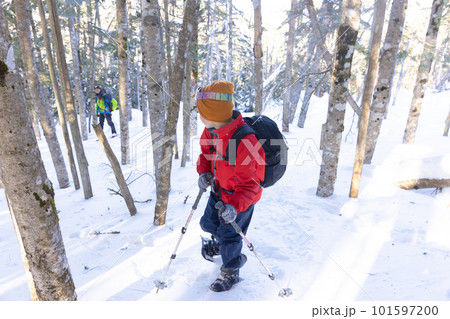 北八ヶ岳にて雪山登山を楽しむ 101597200