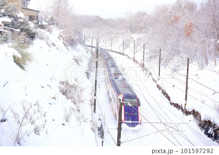 冬の山形新幹線”つばさ号”　茂吉記念館前駅 101597292