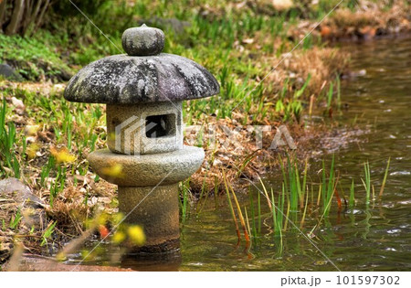 池の中の小さな灯篭 101597302