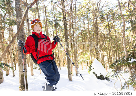 北八ヶ岳にて雪山登山を楽しむ 101597303