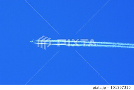 青空にかかった飛行機雲 青空にかかった飛行機雲 101597310