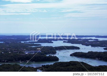 展望台からリアス式海岸を眺める 展望台からリアス式海岸を眺める 101597312