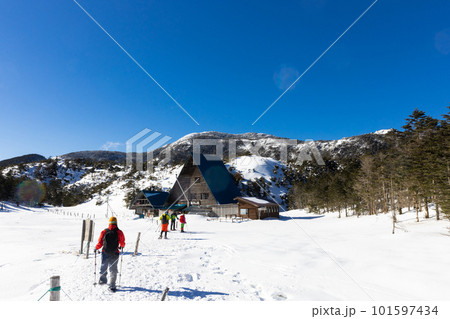 北八ヶ岳にて雪山登山を楽しむ 北八ヶ岳にて雪山登山を楽しむ 101597434