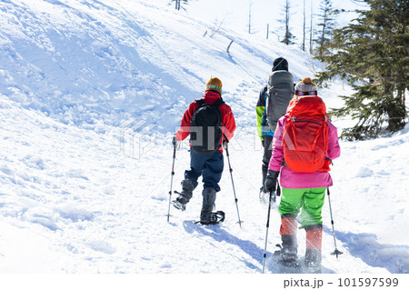北八ヶ岳にて雪山登山を楽しむ 101597599