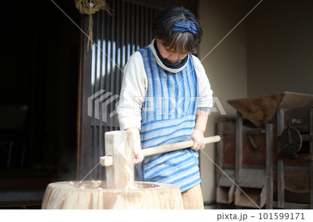 杵と臼で大豆をつぶす様子 味噌作り体験イメージ 杵と臼で大豆をつぶす様子 味噌作り体験イメージ 101599171