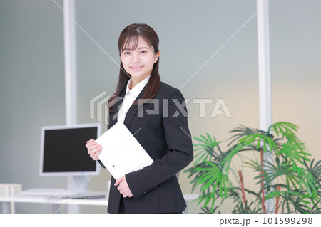 タブレットを持ち微笑むフレッシャーズ女性1 タブレットを持ち微笑むフレッシャーズ女性1 101599298