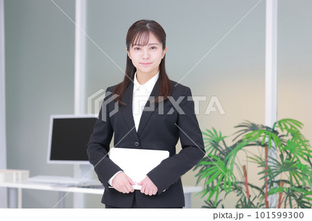 タブレットを持ちわずかに微笑むフレッシャーズ女性1 タブレットを持ちわずかに微笑むフレッシャーズ女性1 101599300